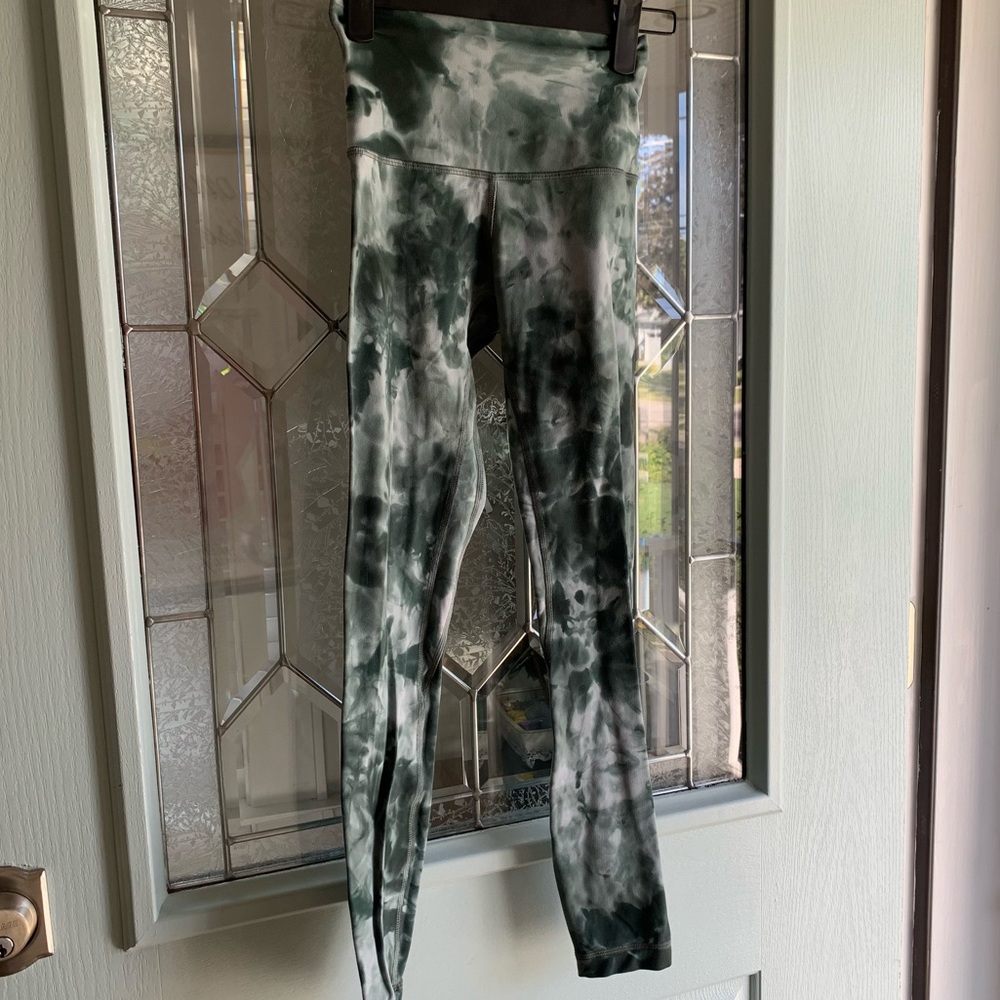 38. Size 0 LULULEMON Green Diamond Dye Align Leggings